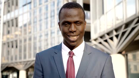 afrikanische-amerikanische-Geschäftsmann-Lächeln-Lächeln-in-die-Kamera-auf-der-Straße