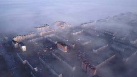 Schöne-Aussicht-aus-der-Vogelperspektive-zu-sehr-dichten-Morgennebel-über-Stadt.