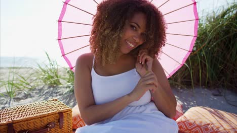 Porträt-des-afroamerikanischen-Frauen-picknicken-am-Strand