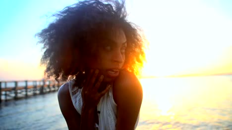 Porträt-des-afroamerikanischen-Frauen-tanzen-am-Strand