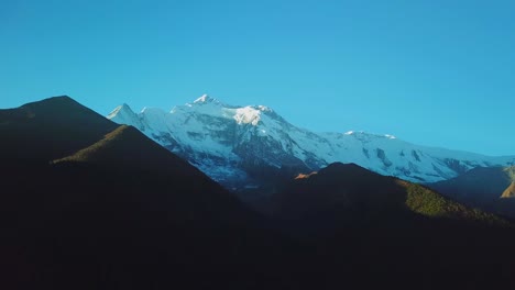 Amanecer-sobre-el-pico-en-la-Cordillera-del-Himalaya,-Nepal