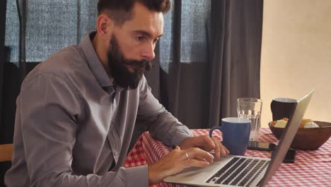 Junge-Männer-Surfen-Internet-Kaffee-trinken.