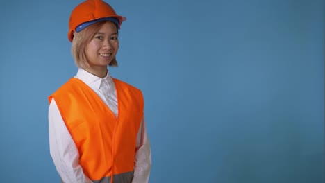 trabajador-de-la-hermosa-niña-en-uniforme