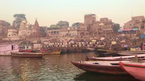 Paseo-en-barco-en-el-río-Ganges,-Varanasi,-India