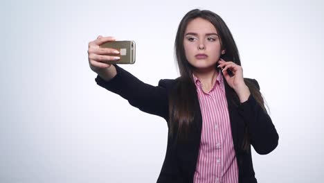 Mädchen-tun-selbst-Telefon-auf-weißem-Hintergrund
