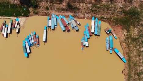 Vista-aérea-de-barcos-turísticos-en-el-lago-de-Tonle-Sap,-Siem-Riep,-Camboya