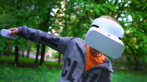 Niño-con-casco-de-realidad-virtual-en-el-simulador-de-vuelo-en-el-parque-de-verano