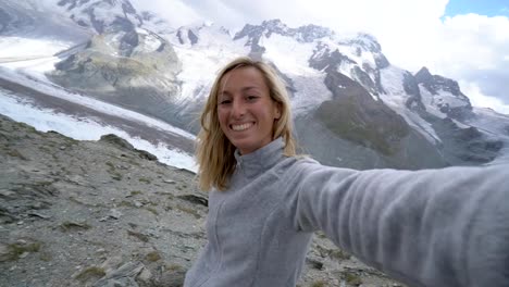 Mujer-caminante-tomar-autorretratos-en-el-corazón-de-los-Alpes-suizos-en-Zermatt,-Suiza.