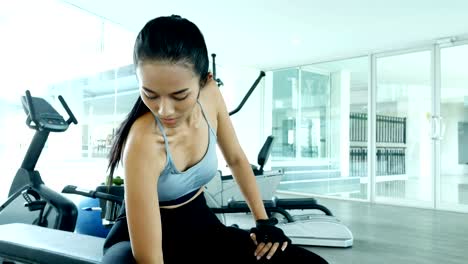 Mujer-con-mancuerna-para-ejercicio.-Mujer-asiática-ejercicio-en-el-gimnasio.-Concepto-de-reacción-y-deporte.-4k-resolución.