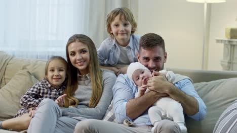 Felices-padres-con-niños-posando