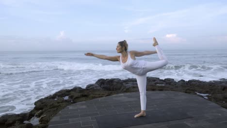 Frau-tut-Tänzer-Yoga-Pose