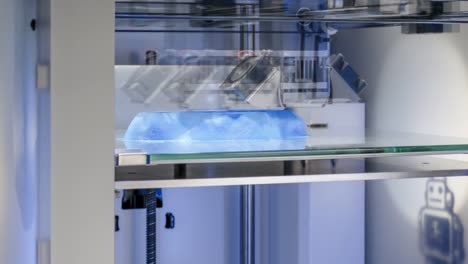 3D-Drucker-am-Arbeitsplatz,-3D-Drucken-einer-menschlichen-Büste---Symbol-für-industrielle-revolution