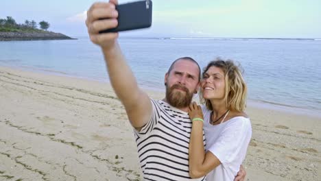 Paar-Aufnahme-mit-Smartphone-am-Strand