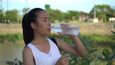 Joven-mujer-agua-potable-después-del-ejercicio