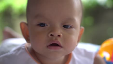 Niño-feliz-retrato-jugando-sola