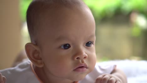 Niño-feliz-retrato-jugando-sola