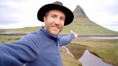 4K-Selfie-Porträt-des-touristischen-Menschen-in-Island-am-Berg-Kirkjufell