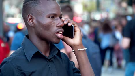 Besorgt-nachdenklich-schwarze-Amerikaner-sprechen-per-Telefon-in-der-Stadt