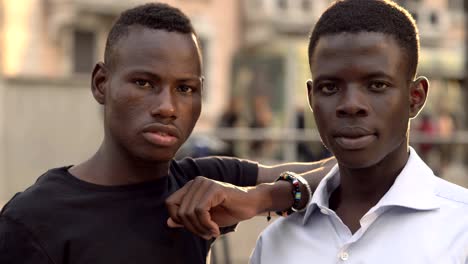 Stolze-schwarze-afrikanische-junge-Männer-auf-der-Straße-starrte-auf-Kamera