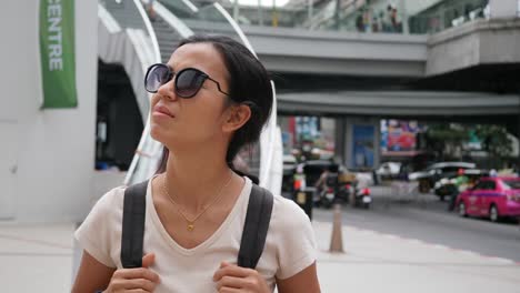 Mujer-de-viajero-con-gafas-en-la-calle