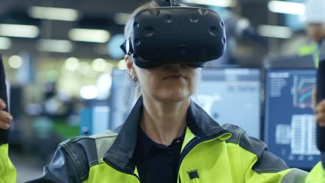 Retrato-femenino-ingeniero-mecánico-usando-casco-de-realidad-Virtual-y-los-controladores-utilizando,-tecnología-que-utiliza-VR-para-Diseño-Industrial,-desarrollo-y-creación-de-prototipos-en-Software-CAD.