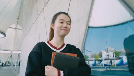 Junge-aufstrebende-chinesische-Studentin-mit-Büchern