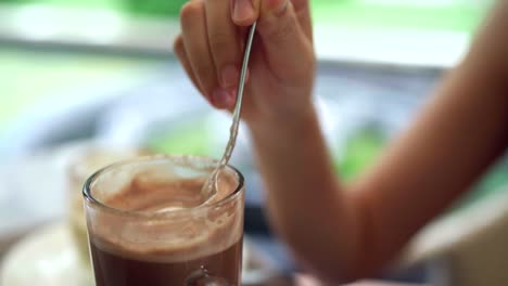 Frau-trinkt-Kaffee-in-der-Cafeteria.