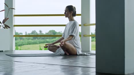 Junge-Frau,-meditieren-auf-Balkon