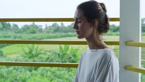 Kaukasische-Frau-üben-Meditation-auf-Balkon