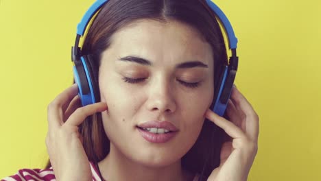 Young-woman-listening-to-the-music