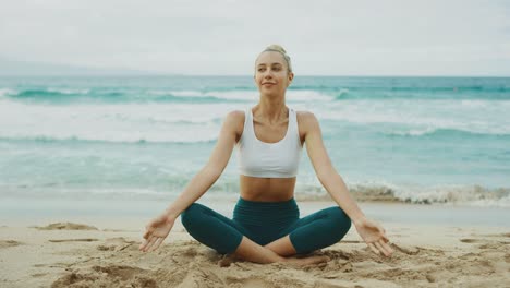 Diosa-de-la-yoga-en-su-lugar-feliz