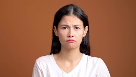 Upset-woman-isolated.-Portrait-of-asian-woman-in-white-t-shirt-shaking-head-and-posing-upset-expression-looking-at-camera.