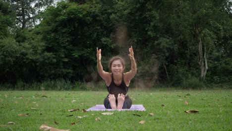 Schöne-Frau-tut-Yoga-im-Park