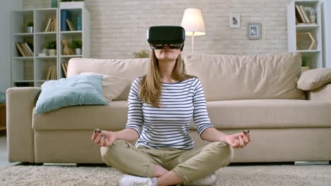 Frau,-meditieren-im-VR-Brille