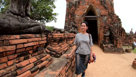 Traveler-in-Ayutthaya-Historical-Park-slow-motion