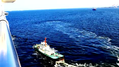 gran-tiro-de-pilotaje-del-barco-de-guía-y-navegar-en-el-crucero-de-la-nave