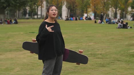 Asiatische-weibliche-College-Student-Portrait-mit-skateboard