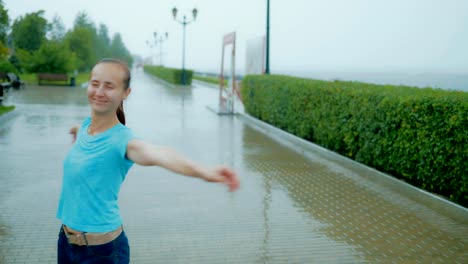 Glückliche-Frau-Spinnen-im-Regen-in-einem-großen-Stadtpark