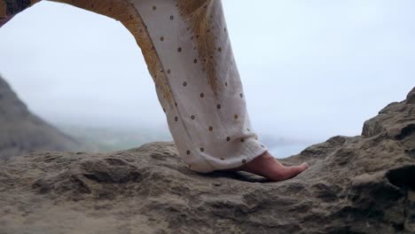 Mujer-joven-haciendo-yoga-en-una-costa-rocosa-al-atardecer.-El-concepto-de-un-estilo-de-vida-saludable.-Armonía.-Humanos-y-la-naturaleza.-El-fondo-del-océano-azul.