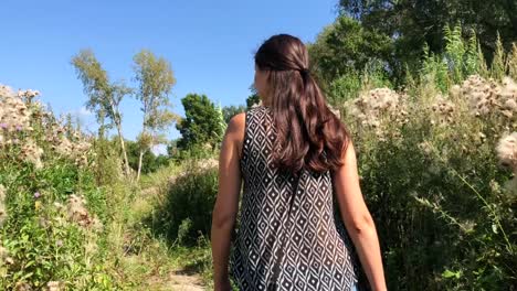 Joven-mujer-caminando-en-el-bosque