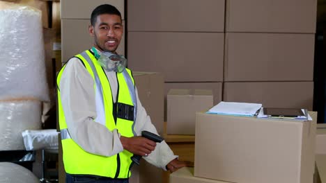 Trabajador-almacén-en-cajas-de-escáner-de-códigos-de-barras