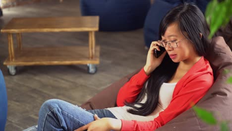 Asiatische-Frau-reden-auf-dem-smartphone