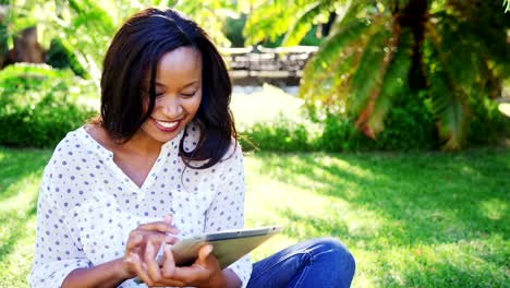 Retrato-de-mujer-sonriendo-y-usando-una-tableta