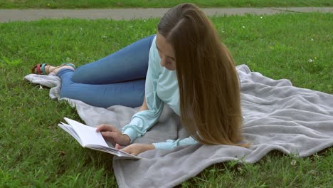 Girl-relax-in-the-park-reads-book