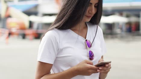 Mujer-enviando-mensajes-de-texto-por-teléfono-móvil