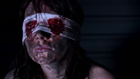 4-k-Horror-Aufnahme-einer-schmutzigen-Zombie-Frau-Gerät-in-Panik-und-schütteln