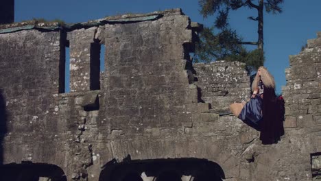 4-k-tiro-Medieval-del-estilo-posando-en-el-castillo-de-la-reina