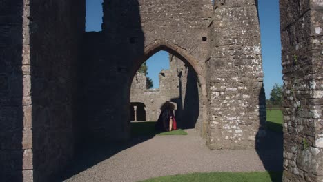 4-k-mittelalterlichen-Shot-of-Style-Queen-posiert-in-Burg