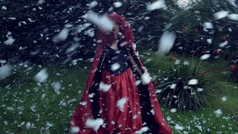 4k-Halloween-Schuss-von-Red-Riding-Hood-posiert-in-Schnee-fällt