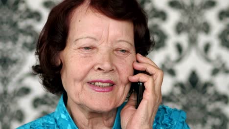 Seniorin-im-Gespräch-am-Telefon.